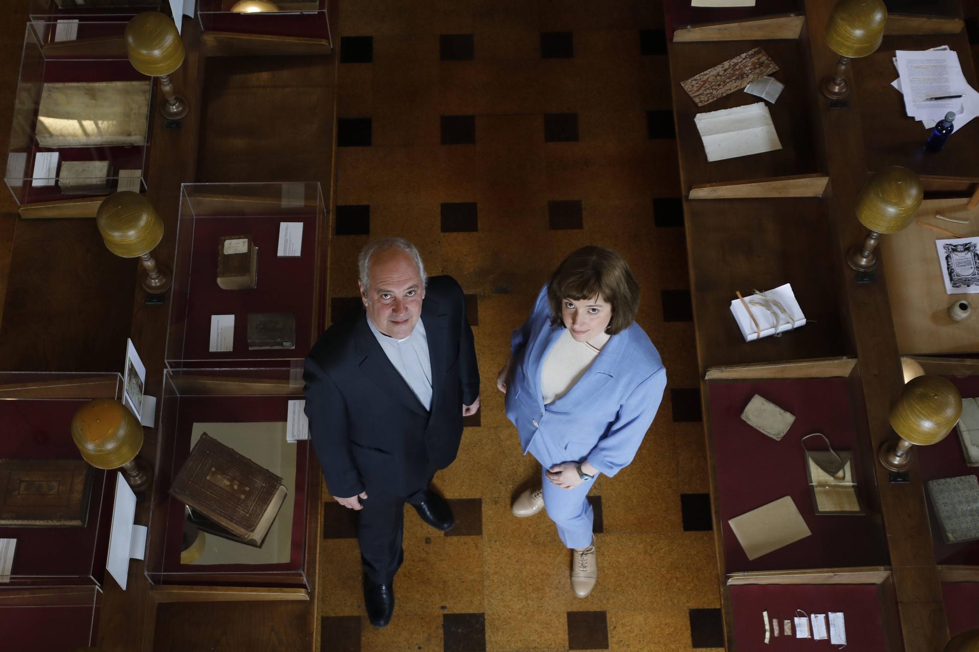 La maravillosa historia que se esconde en la encuadernación de los libros del fondo antiguo del Seminario de Oviedo