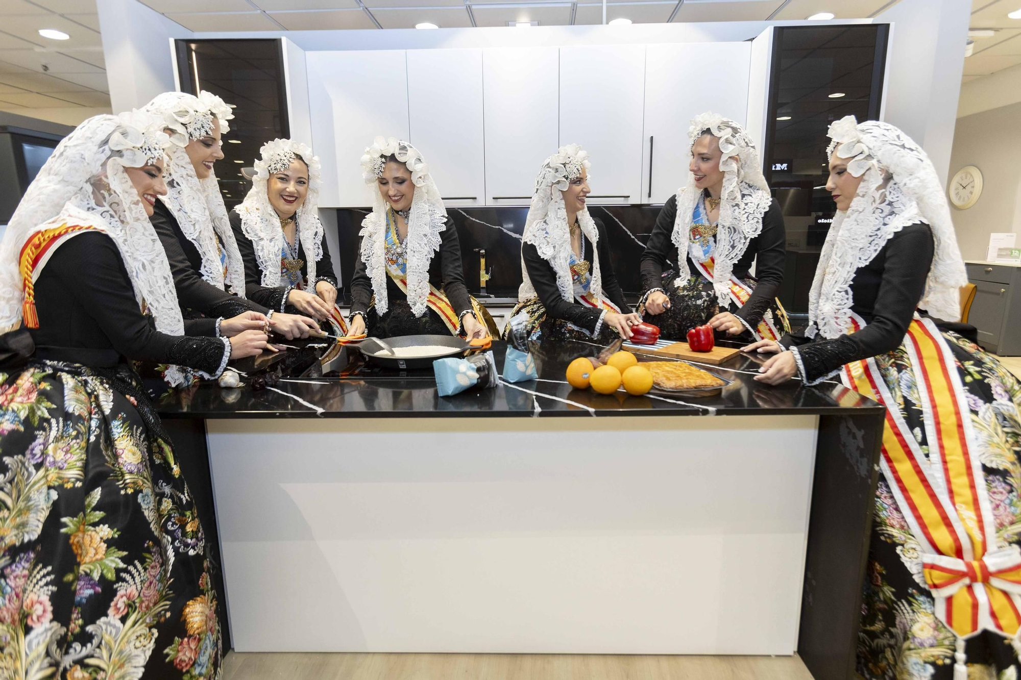 La Bellea del Foc y sus damas de honor cocinan la Fiesta a fuego lento