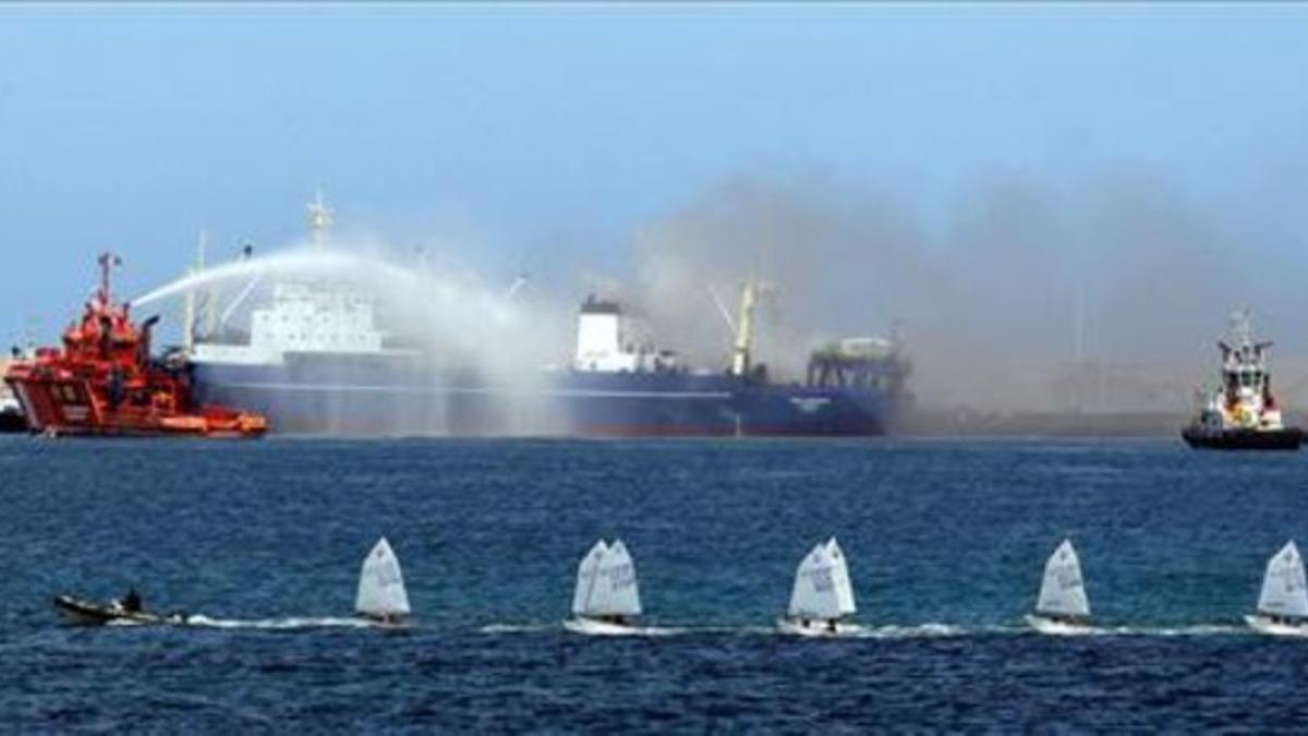 Un barco de Salvamento Marítimo lanza agua sobre el pesquero de bandera rusa 'Oleg Naidenov', en Las Palmas.