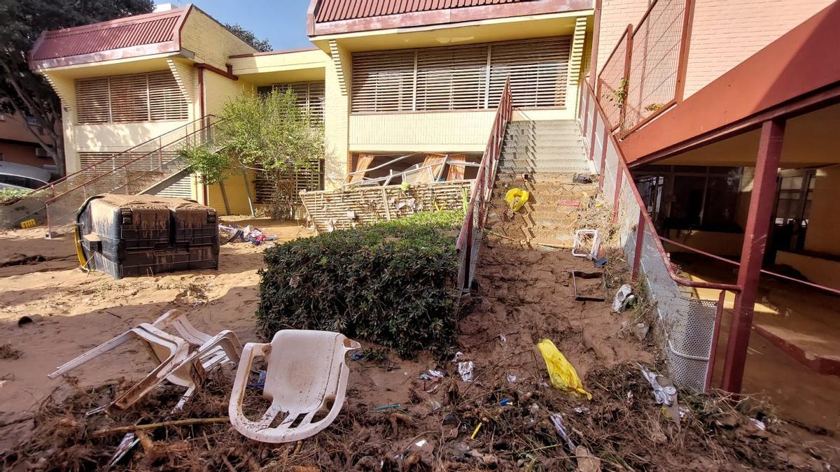 La zona exterior del colegio de Massanassa muy afectada.