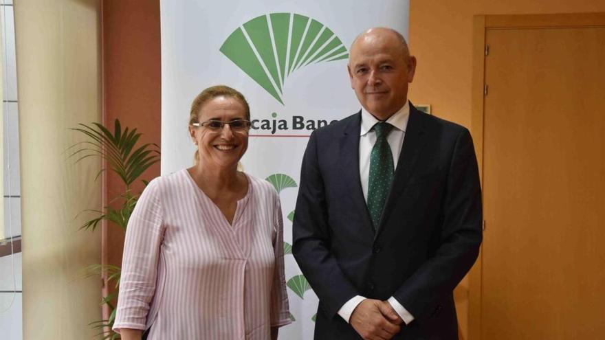 La alcaldesa Ana Mula y el director de Relaciones Institucionales y Grupos de Interés y Sociales de Unicaja Banco, Fernando Ríos.
