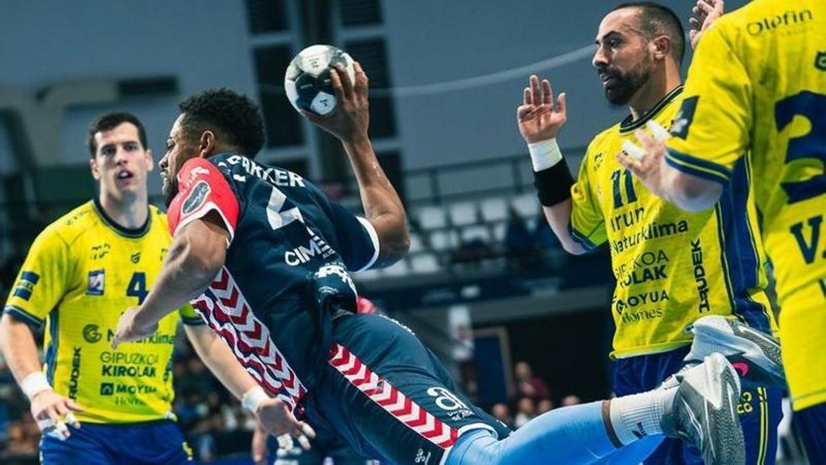 James Lewis Parker dispara a portería durante un partido de esta temporada en el Pitiu Rochel.