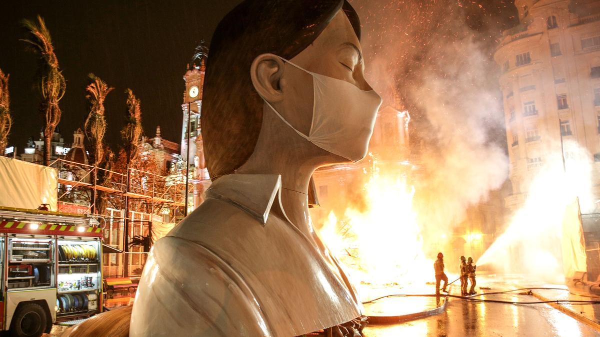 Imagen de archivo de la cremà de una Falla en Valencia.