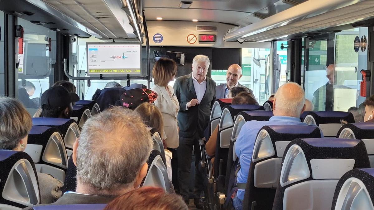 López y Ladrero, el pasado lunes, con los pasajeros de una de las primeras rutas.