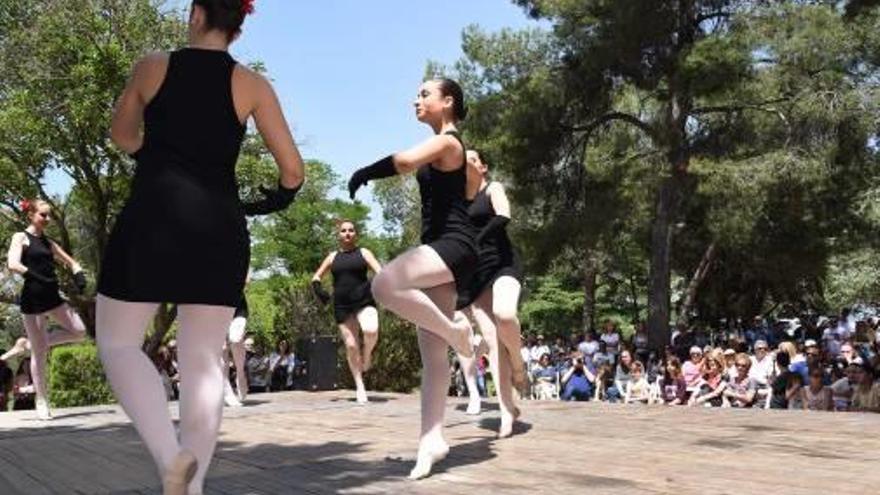 Una de les actuacions de dansa, amb el públic al fons