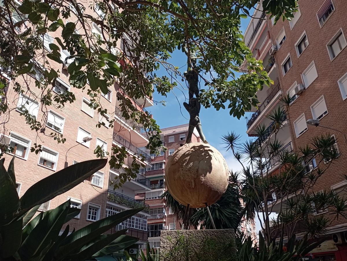 La Llegada del Hombre a la Luna, de Marino Amaya, esta semana a medias por la crecida vegetación.