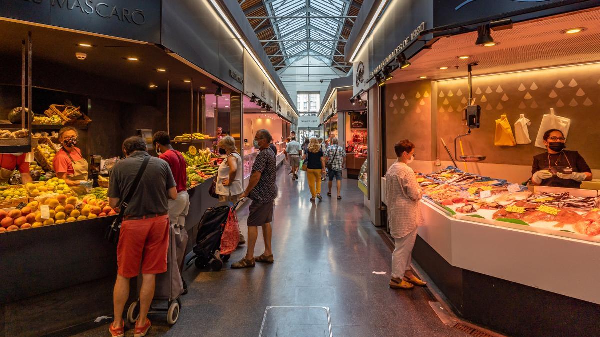 Actividad en el interior del mercado de Sant Antoni, a finales de agosto