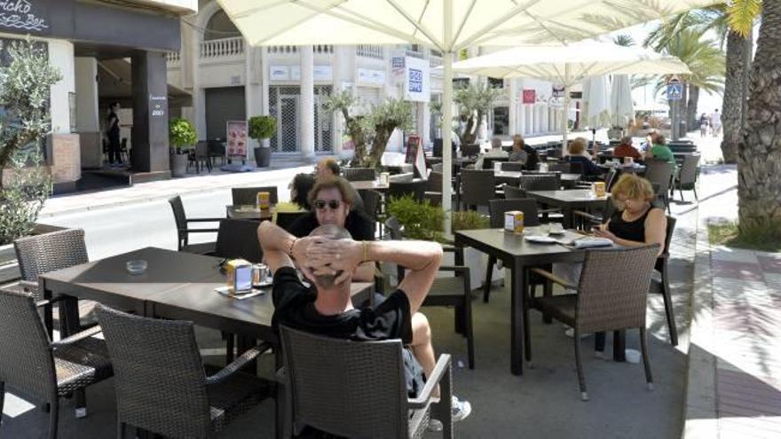 Terraza de un establecimiento hostelero en la avenida González Vicén, cerrada al tráfico y donde todos los comercios han solicitado tener mesas en el exterior.