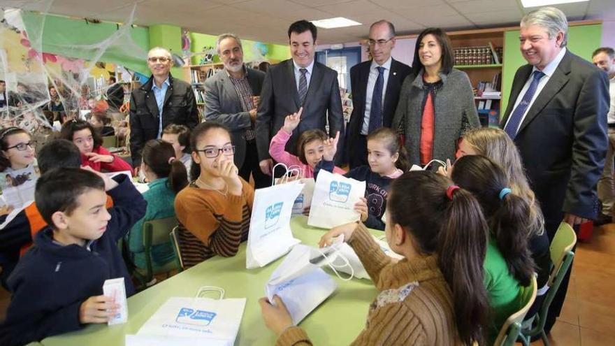 Rodríguez, Almuíña y Vázquez, entre Tourís y Varela, ayer, con escolares en Agolada. // Bernabé/Gutier