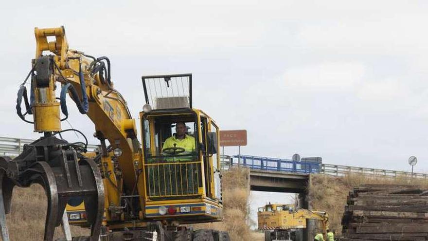 Levantamiento de vías en la Ruta de la Plata.