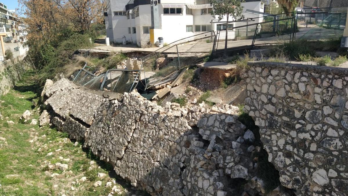 El barranco de la Mota con el muro sobre la guardería derruido.