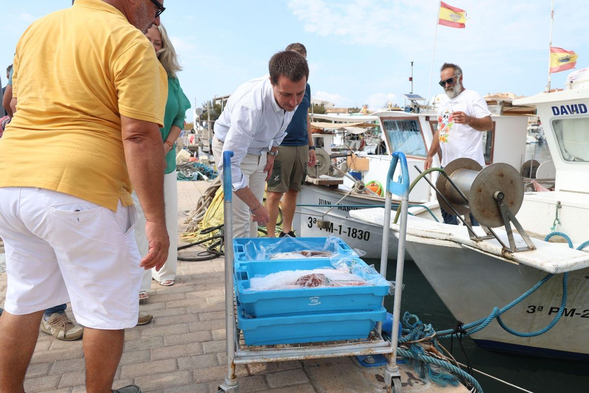 Galmés se interesa por las capturas pesqueras, este lunes en la Colònia de Sant Jordi.