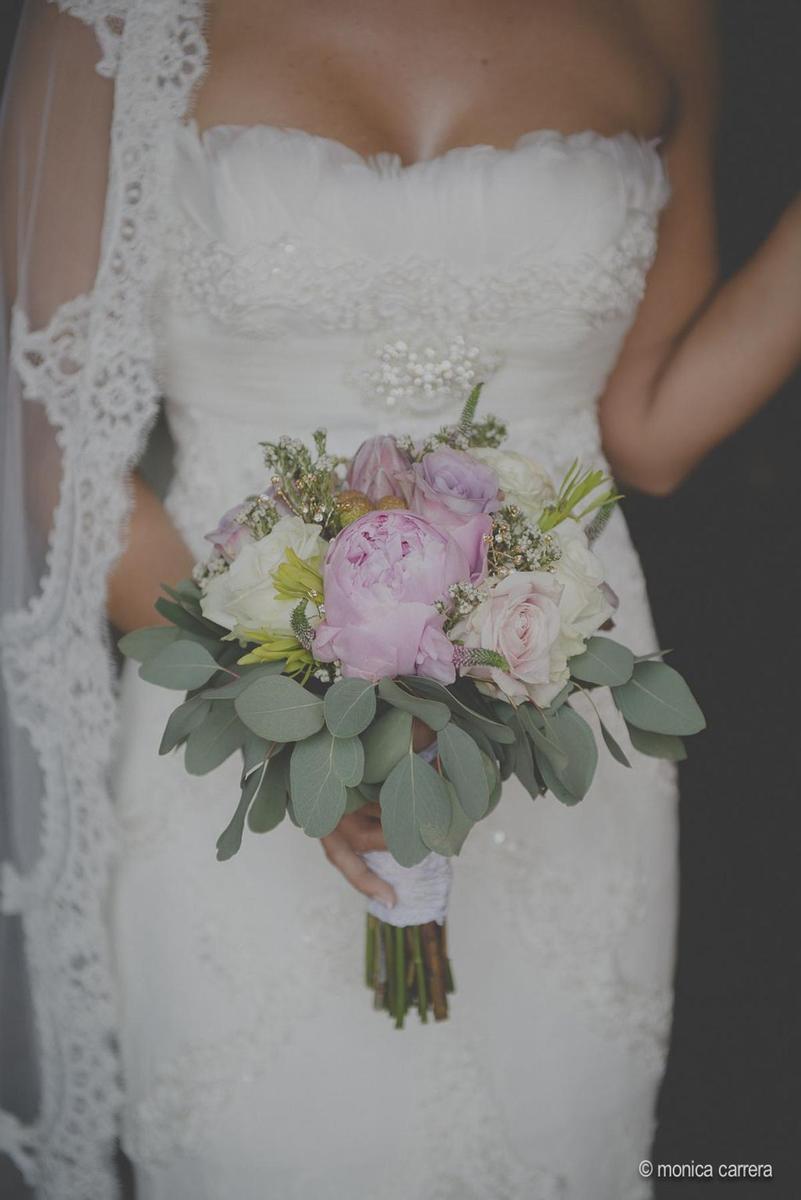 Decoración floral para bodas: Mónica Carrera - Rosas y peonías