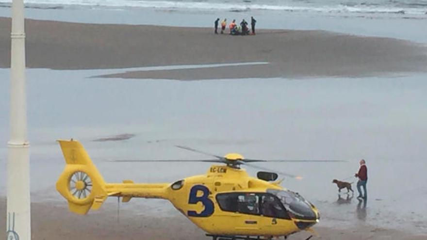 Rescatan a un ahogado de la playa de Salinas, tras dar la alerta los paseantes