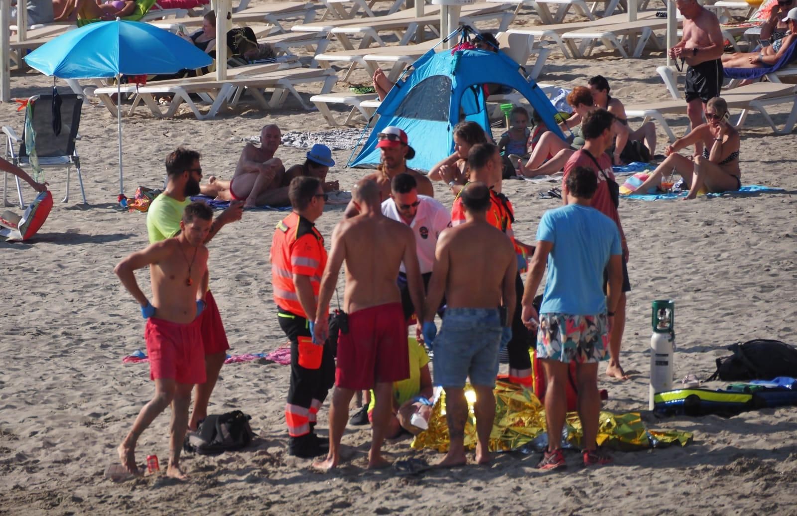 Socorristas reaniman a un bañista de 86 años en Peguera