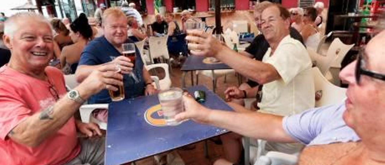 Un grupo de ingleses y escoces de relax ayer en Benidorm.