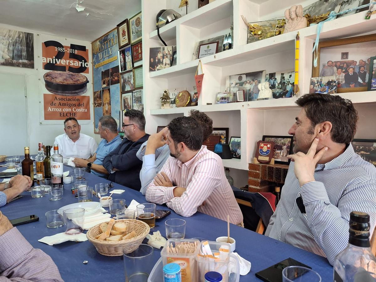La tertulia tiene lugar en las instalaciones cedidas por el Ayuntamiento de Elche a la asociación en una antigua escuela rural