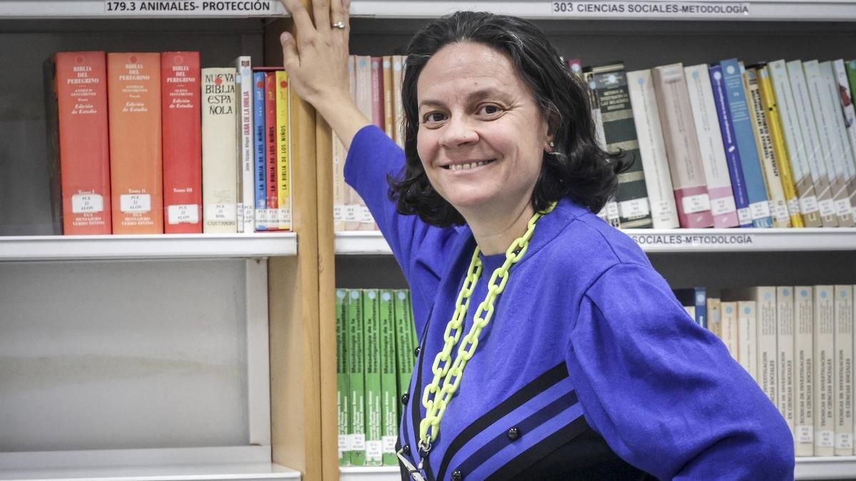 Beatriz Cimadevilla, en la biblioteca de la Facultad de Formación del Profesorado y Educación de la Universidad de Oviedo.