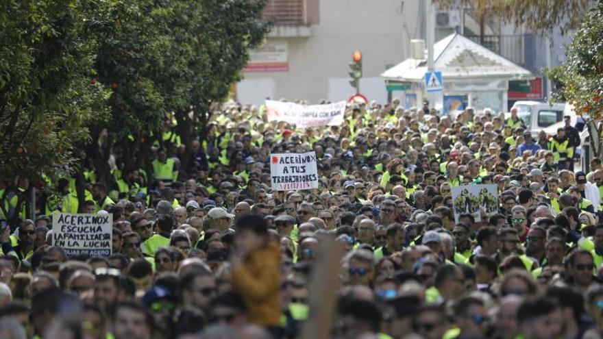 Trabajadores de Acerinox se manifiestan en Algeciras para pedir la reanudación de las negociaciones con la empresa