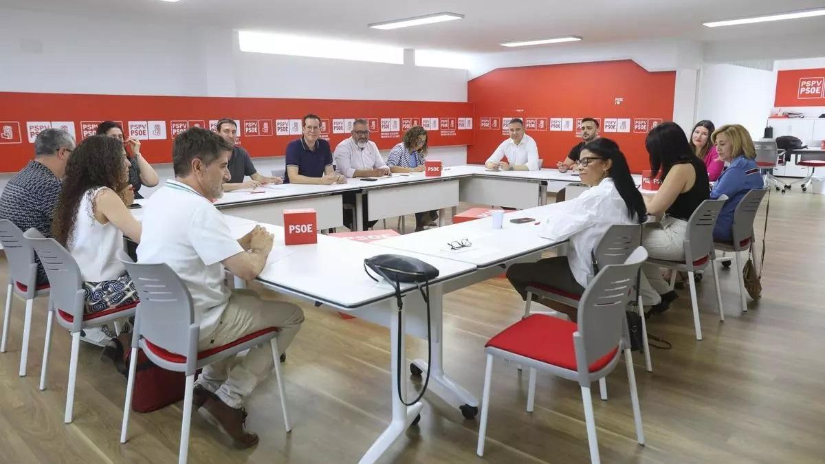 Cambio de cartel electoral en el PSOE de Alicante tras la salida de Ana Barceló