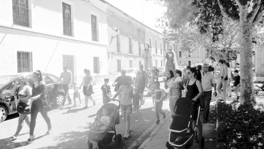 Animado desfile de gigantes y cabezudos