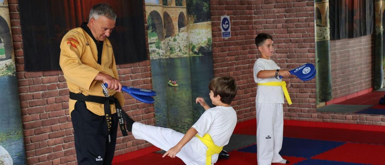 Niños aprendiendo taekwondo en el club In Legatum.Y combate en el ring de boxeo (dcha.)