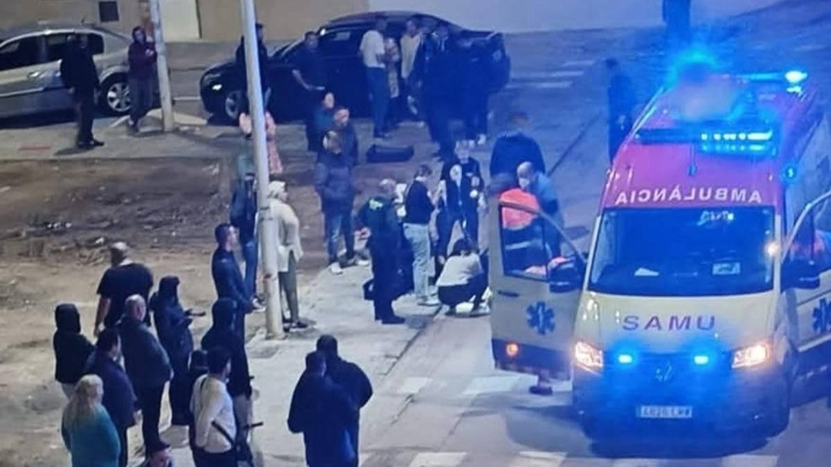 Un SAMU atiende a la menor ante la mirada de varios vecinos.