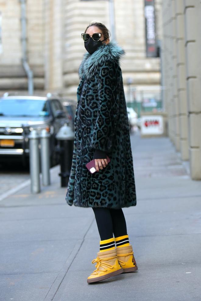 Olivia Palermo con abrigo animal print y botas de nieve