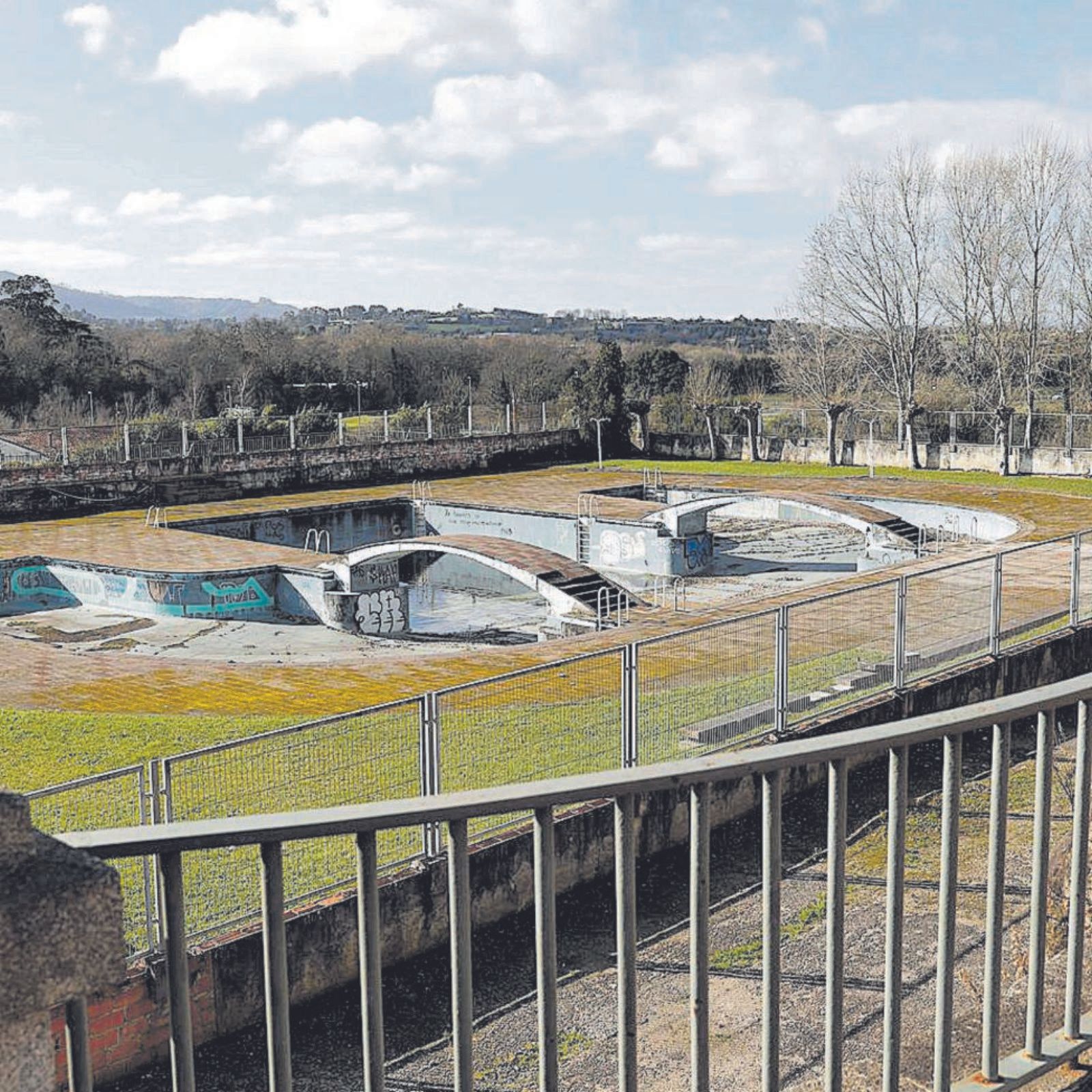 Pistas y piscina Las pistas se transforman en espacios para deportes alternativos, a la espera de la reforma de la piscina, que cuesta un millón.