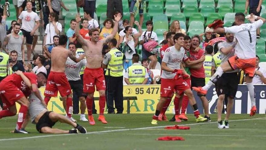 Los jugadores del Sporting se abrazan en el campo del Betis tras el gol del Lugo al Girona que dio el último ascenso a los rojiblancos.