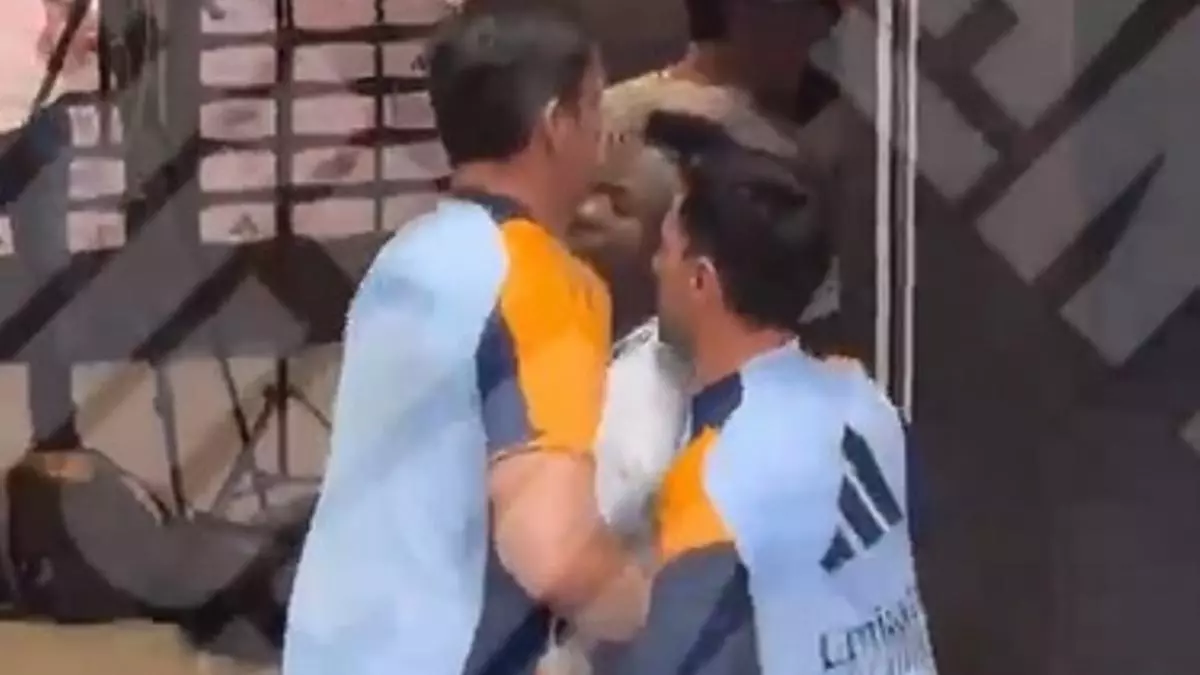 Vinicius también la lio en el túnel de vestuarios tras el partido