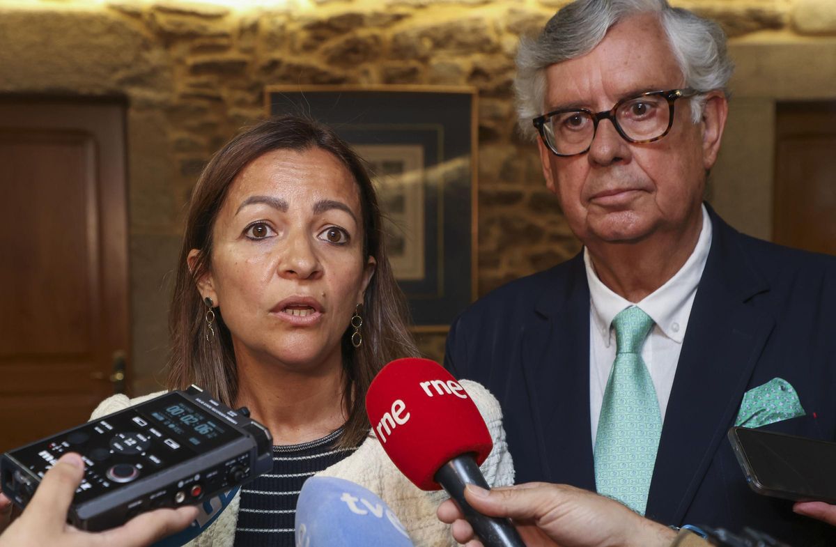 La conselleira do Mar, Marta Villaverde acompañada del presidente de la Confederación de Empresarios de Galicia, Juan Manuel Vieites antes de presidir la reunión de la Comisión Mar-Industria de la patronal gallega