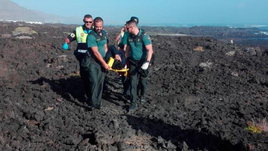 Agentes de la Guardia Civil y la Policía Local en el traslado de un herido.