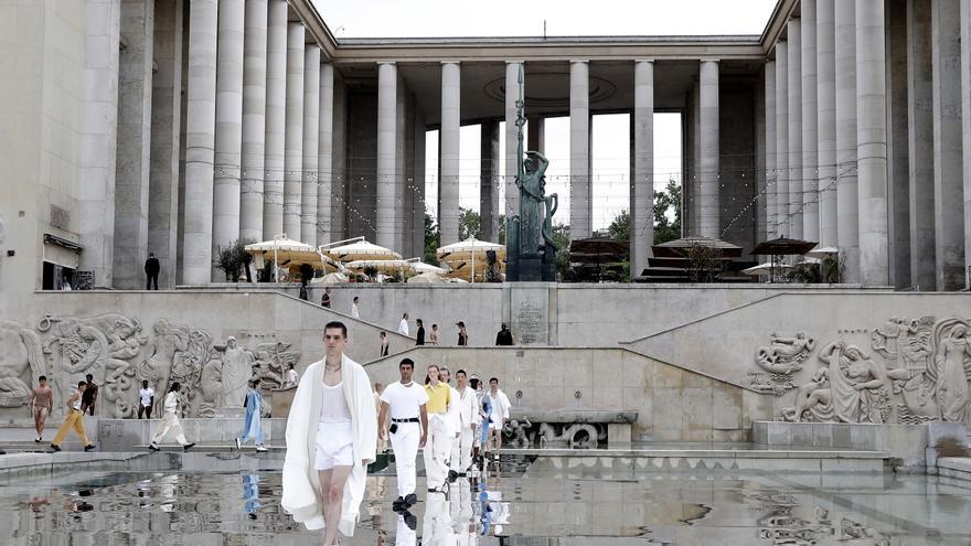 La moda vuelve a desfilar en las calles de París