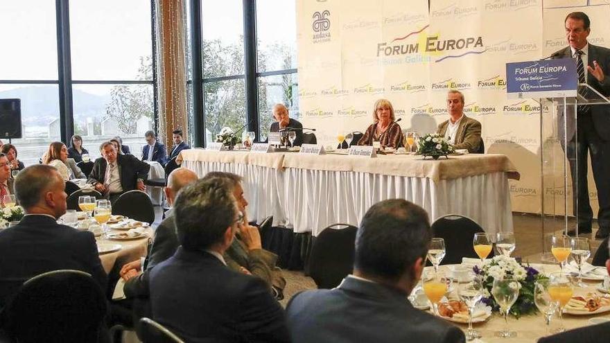 Caballero durante su intervención en el coloquio de Nueva Economía; en la mesa, de izquierda a derecha, Pedro Pérez, presidente de Itínere, la concejala Isaura Abelairas y el periodista Óscar González. // R. Grobas