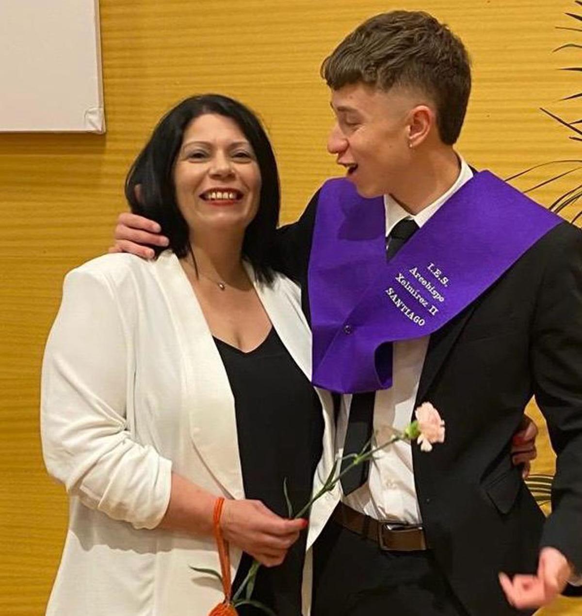 Nico Sánchez Trillo, víctima de atropello mortal en Touro el 1 de enero de 2025, con su madre Ana Trillo.