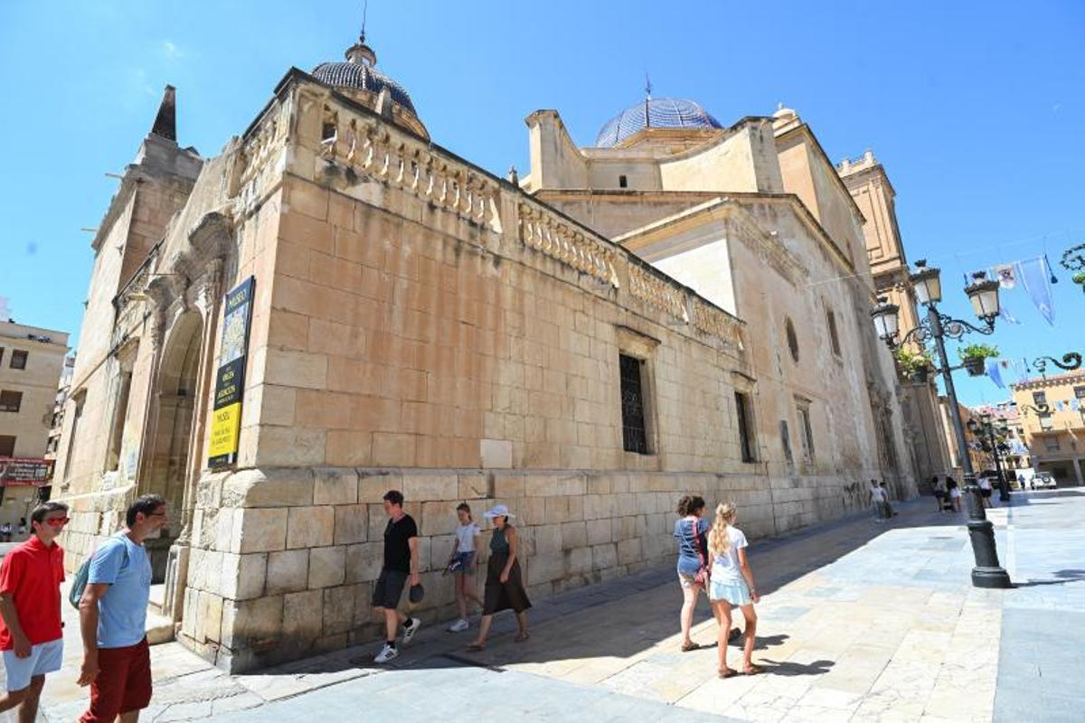Turistas paseando por el entorno de la basílica de Santa María.