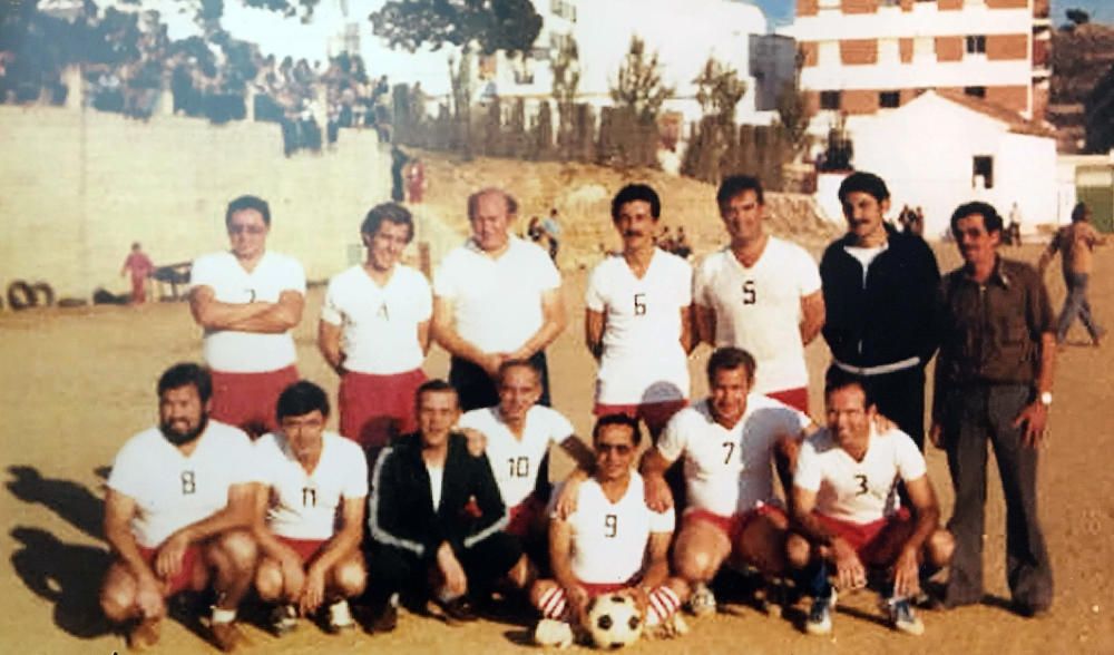 En el equipo de fútbol de profesores del Colegio San Estanislao de Kostka, hacia 1982. En el colegio de los jesuitas es donde ha impartido clases durante 35 años, hasta su jubilación en 2004.