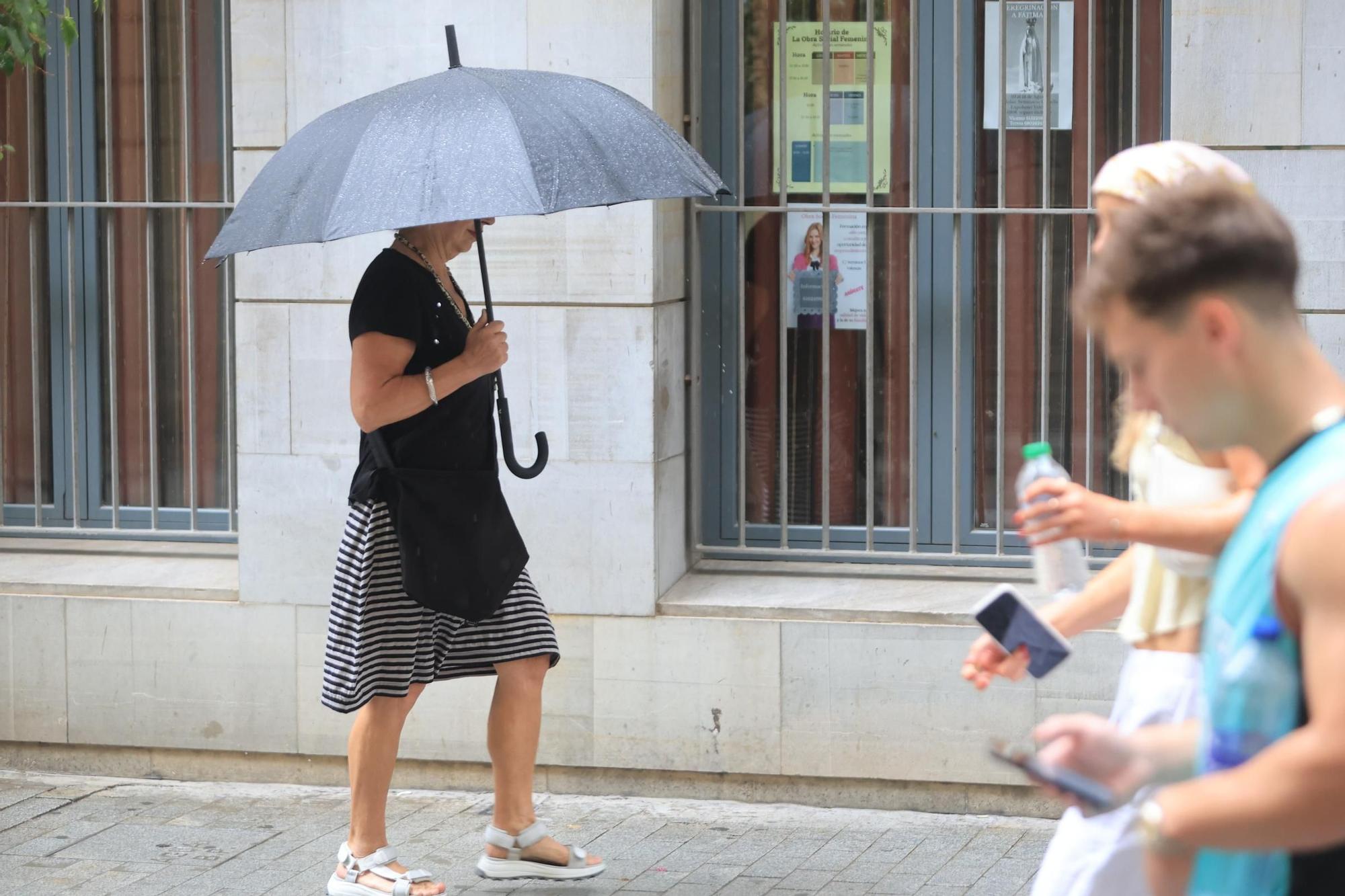 La lluvia cae con fuerza en el centro de València