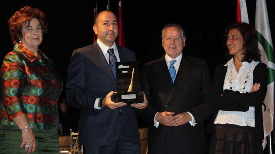 El alcalde, Alejandro Soler, con &quot;La escoba de platino&quot; que recogió ayer en Madrid.