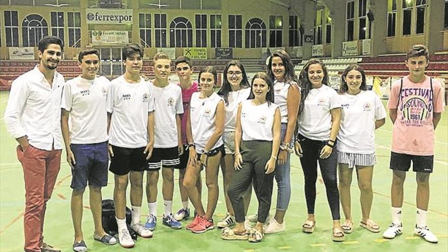 La empresa maes, con el grupo joven que organizó un maratón en villa del río