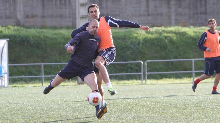 Óscar Martínez y Capi disputan un balón en el entrenamiento del Ourense. // Iñaki Osorio