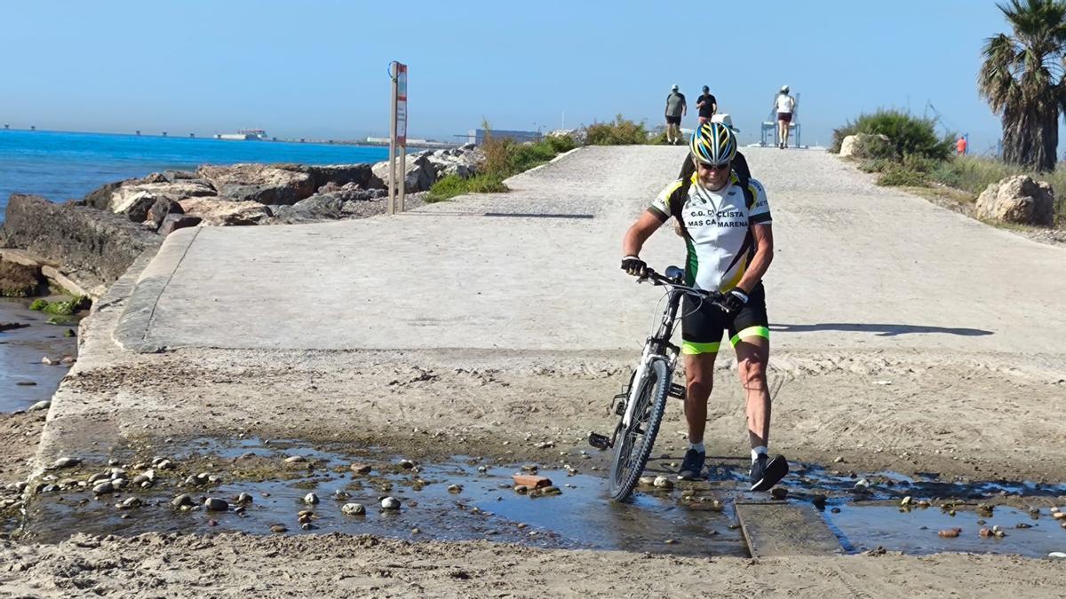 Un ciclista tiene que bajar de la bici para cruzar.