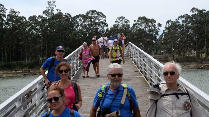 Un grupo de peregrinos atraviesa el puente peatonal de O Terrón, en Vilanova de Arousa. // Noé Parga