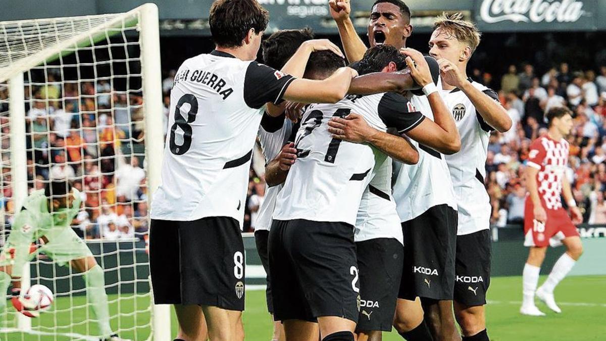 Los jugadores del Valencia CF festejan un gol.