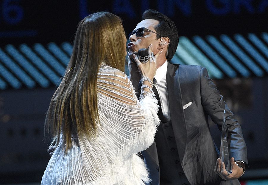 El beso inocente entre Jennifer López y Marc Anthony en los Premios Grammy Latinos 2016