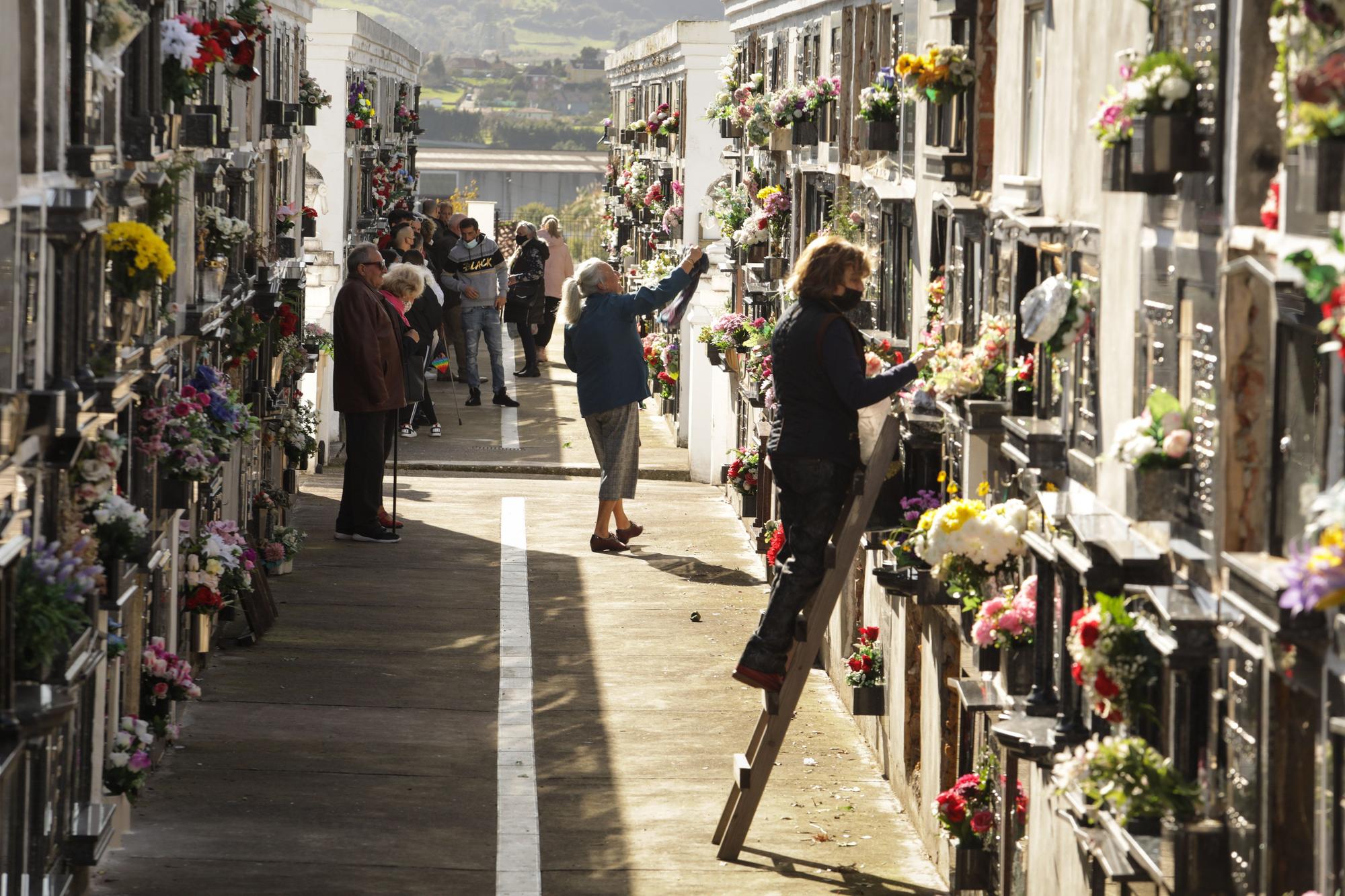Los cementerios de Gijón vuelven a llenarse por Todos los Santos