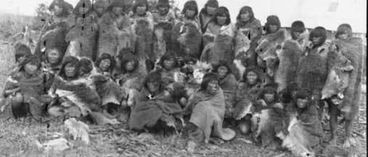 Un grupo de indígenas de Tierra del Fuego, a principios del siglo pasado.