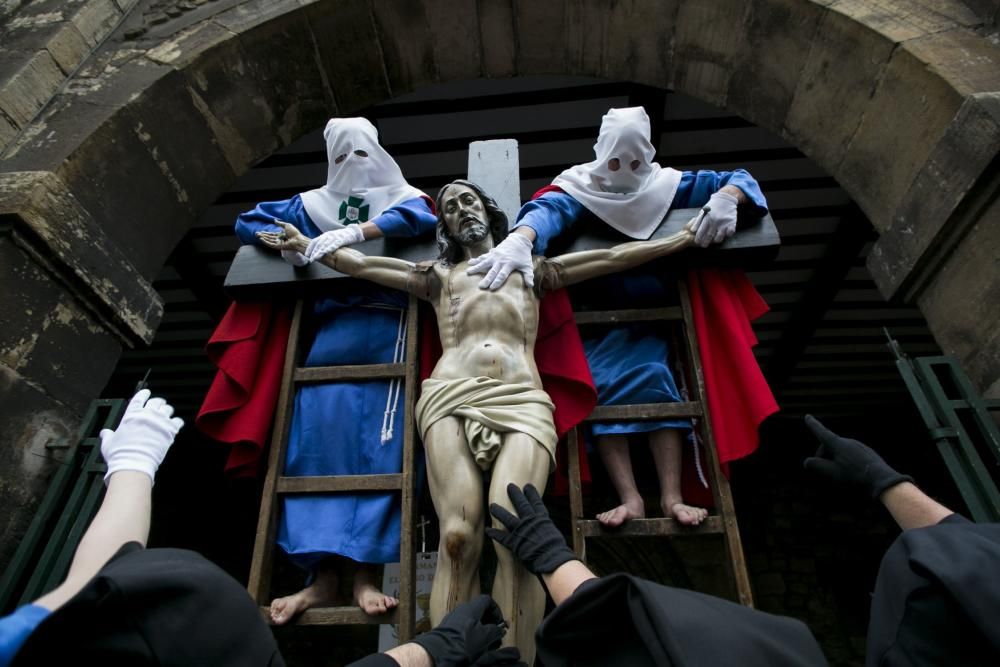 Desenclavo y procesión del Santo Entierro en Avillés