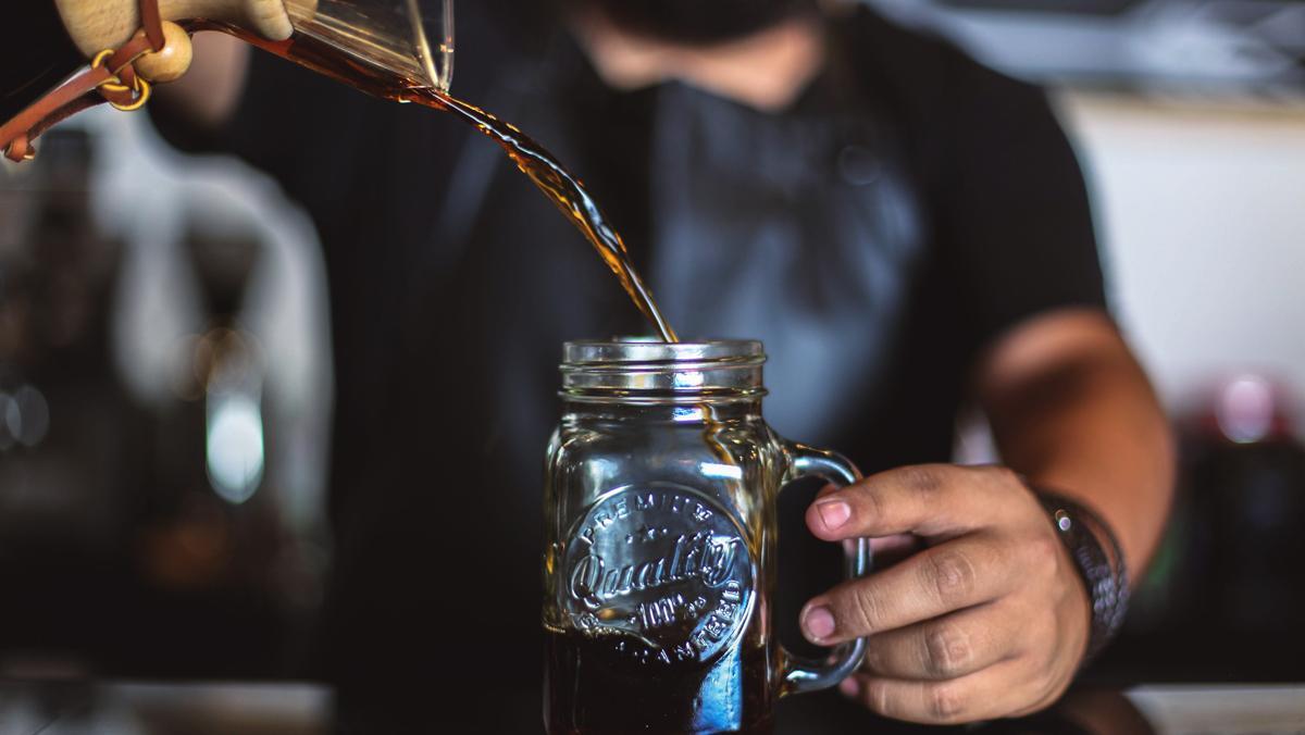 Un vaso de 'cold brew', un café infusionado en frío con una cafetera de prensa.